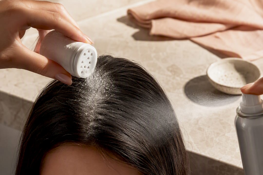 15–25 cm Rule: Powder vs Spray Dry Shampoo Safety and Use